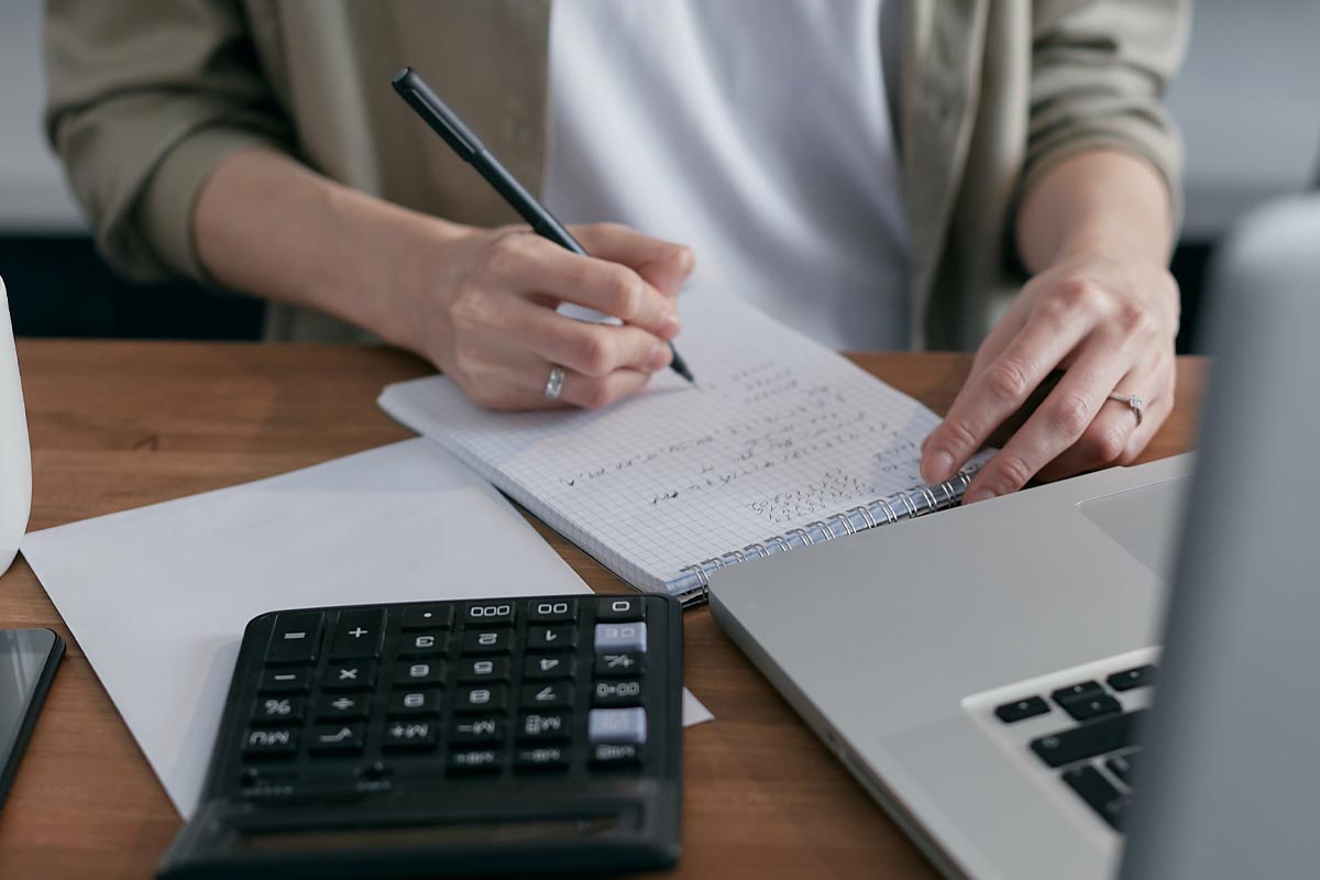 LambertCalculate(1200px) Woman, laptop and calculator